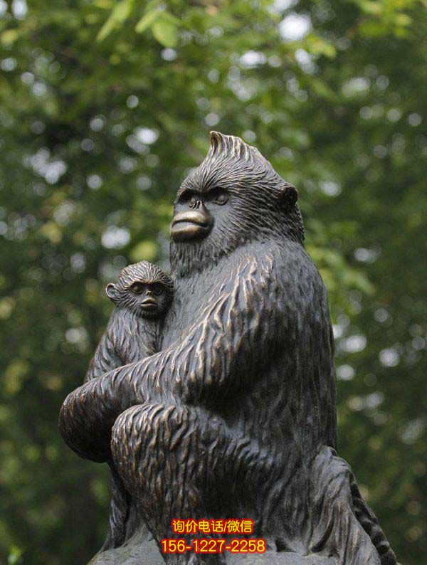 小區公園擺放的抱小猴子的玻璃鋼創意猴子雕塑 小區公園擺放的抱小猴子的玻璃鋼創意猴子雕塑