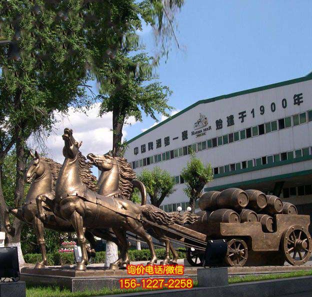 企業廣場鑄造純銅漆金馬車拉木桶馬車雕塑 企業廣場鑄造純銅漆金馬車拉木桶馬車雕塑