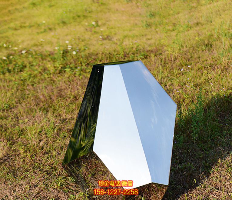 園林景區擺放一個不銹鋼鏡面不銹鋼石頭雕塑 園林景區擺放一個不銹鋼鏡面不銹鋼石頭雕塑