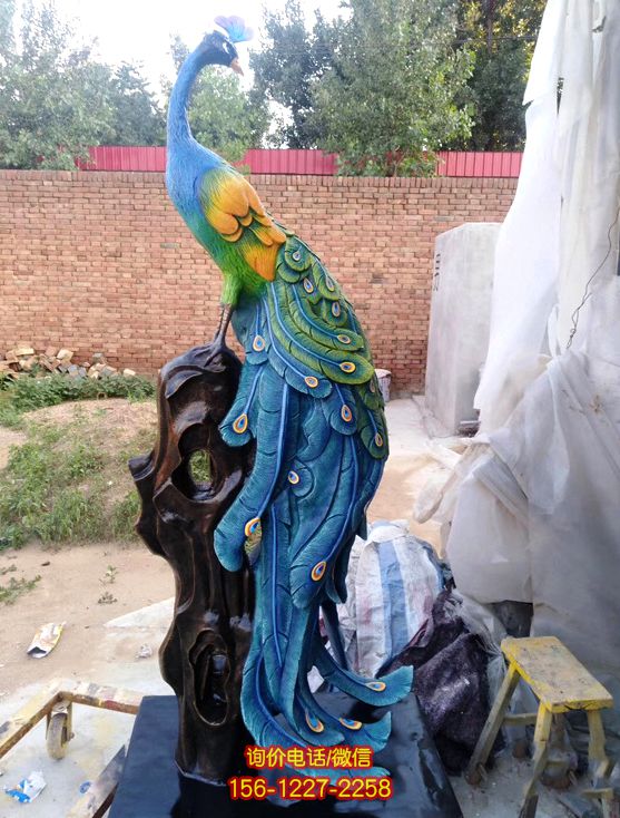 鳳凰雕景區玻璃鋼彩繪高傲的鳳凰雕塑