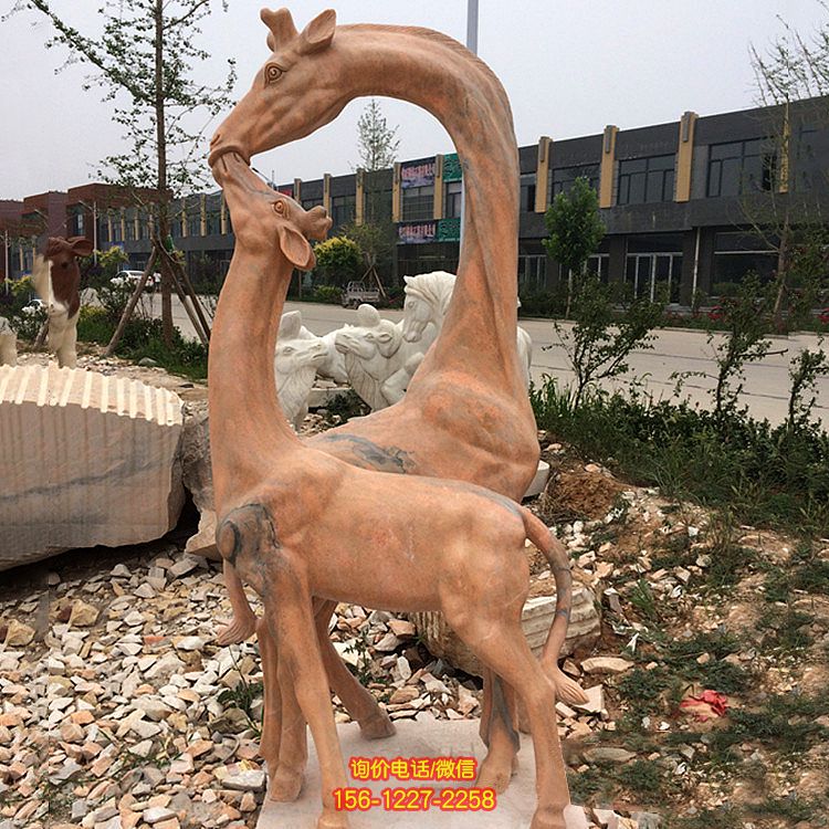 戶外晚霞紅石雕回頭親吻小長頸鹿的景觀擺件長頸鹿雕塑 戶外晚霞紅石雕回頭親吻小長頸鹿的景觀擺件長頸鹿雕塑