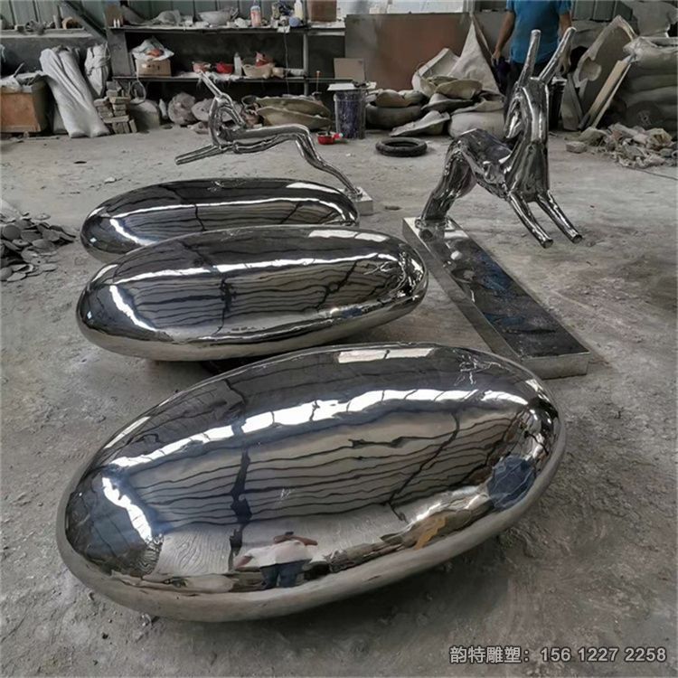 鏡面不銹鋼鵝卵石雕塑 是一種對自然與現代的共鳴 鏡面不銹鋼鵝卵石雕塑 是一種對自然與現代的共鳴