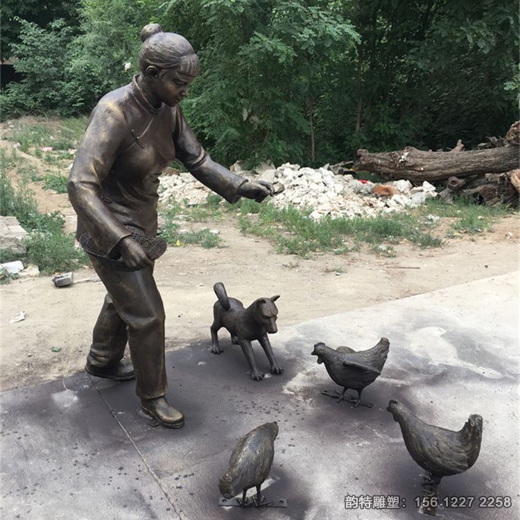 玻璃鋼婦人喂雞雕塑，農(nóng)村喂雞場景雕塑加工廠