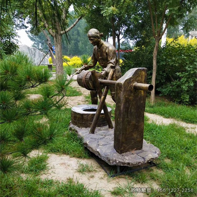 玻璃鋼古井挑水雕塑,打水人物雕塑 玻璃鋼古井挑水雕塑,打水人物雕塑