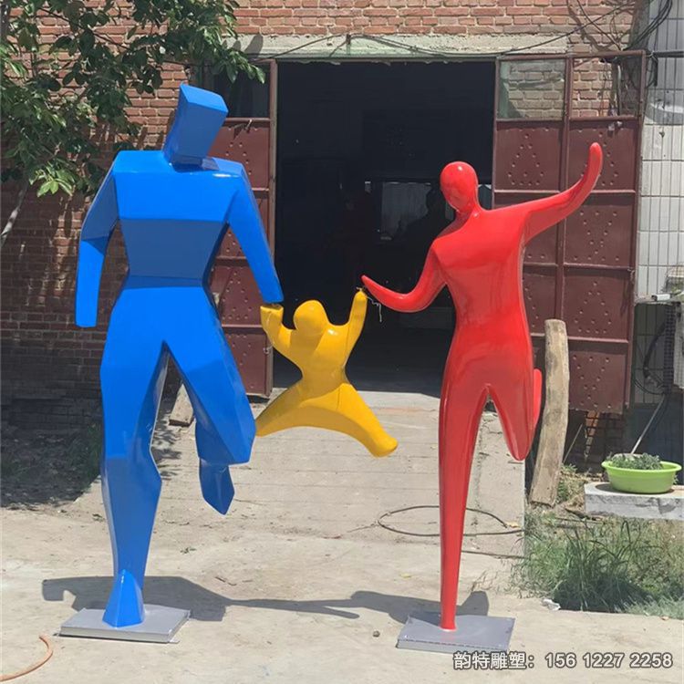 幾何切面散步人物雕塑,抽象三口之家雕塑加工廠家 幾何切面散步人物雕塑,抽象三口之家雕塑加工廠家