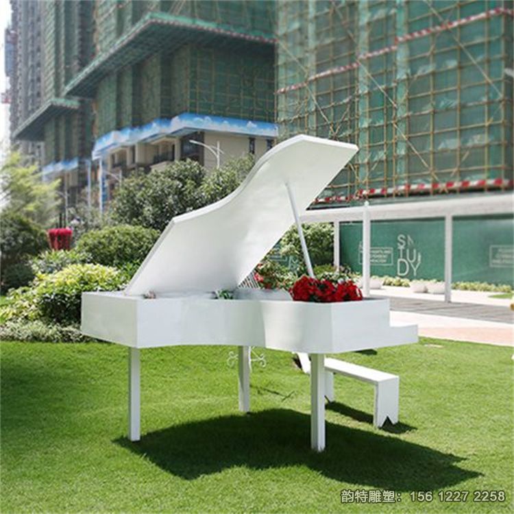 白色鋼琴雕塑，不銹鋼音樂主題雕塑
