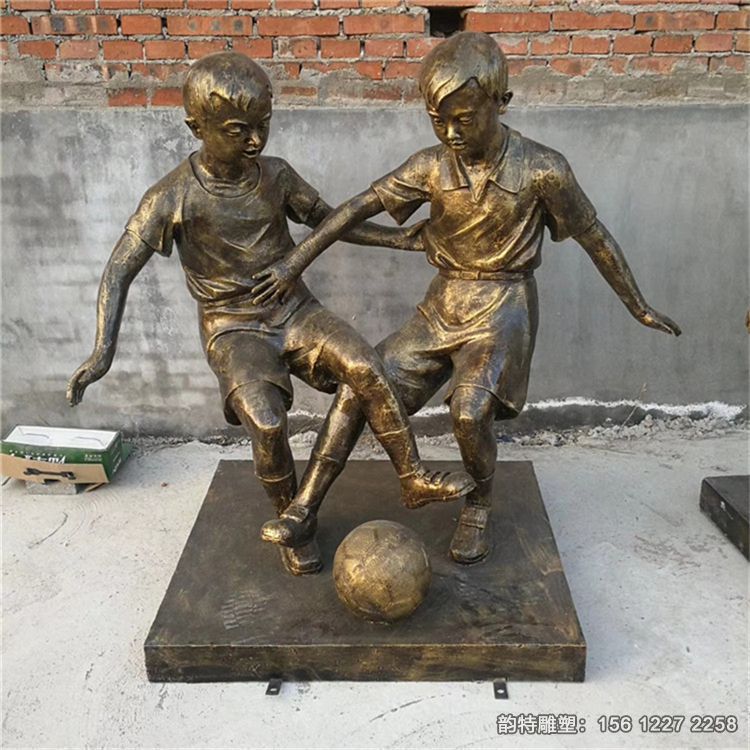 公園兩個小孩踢足球雕塑,校園運動人物雕塑加工廠家 公園兩個小孩踢足球雕塑,校園運動人物雕塑加工廠家
