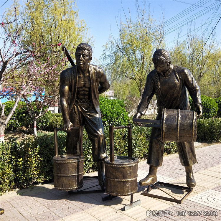 玻璃鋼古井挑水雕塑,打水人物雕塑 玻璃鋼古井挑水雕塑,打水人物雕塑