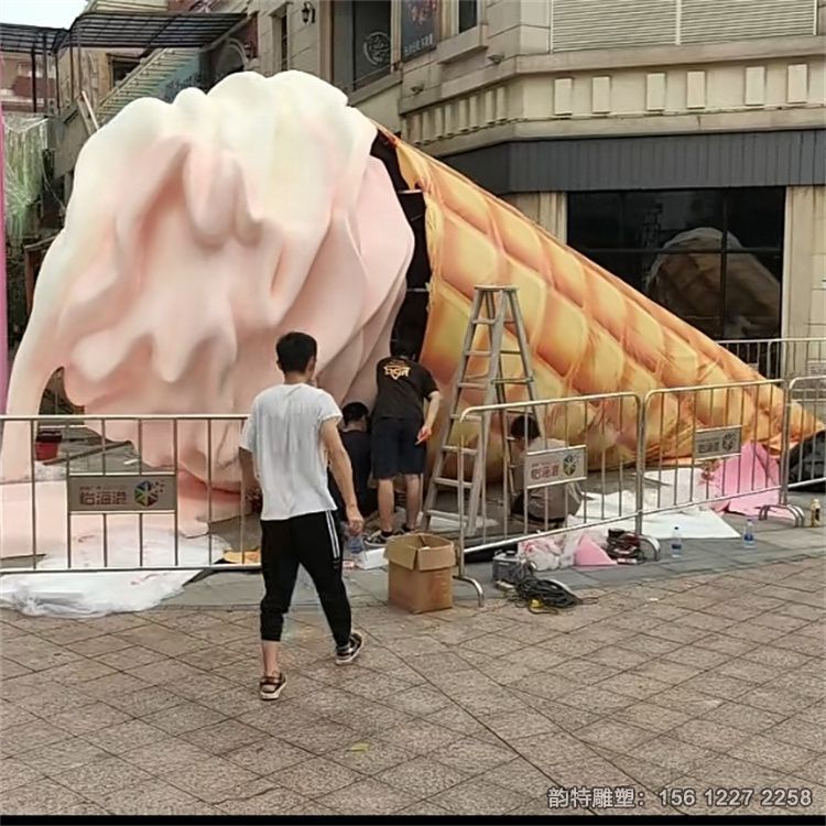 玻璃鋼仿真冰激凌雕塑安裝實拍圖 超大型巨過癮 玻璃鋼仿真冰激凌雕塑安裝實拍圖 超大型巨過癮