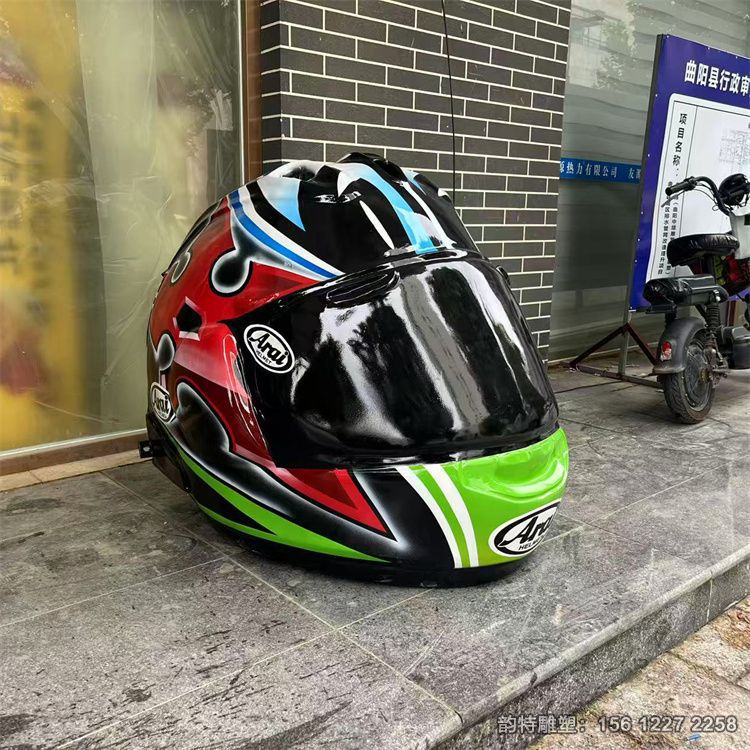 大型頭盔雕塑實物拍攝 玻璃鋼頭盔售賣屋定制 大型頭盔雕塑實物拍攝 玻璃鋼頭盔售賣屋定制